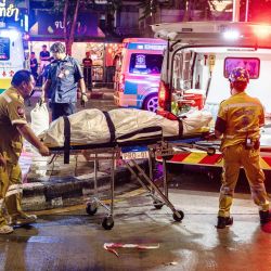 Los servicios de emergencia se preparan para trasladar el cuerpo de una víctima a una ambulancia tras el incendio ocurrido en el bar Rong Beer Na Lat Phrao de Bangkok. Un incendio de grandes proporciones en un bar de Bangkok dejó al menos 27 muertos y decenas de heridos, provocando la huida despavorida de los clientes mientras las llamas salían disparadas de la entrada, según informaron las autoridades y un vídeo verificado por la AFP. | Foto:LAOSARAKHAM / AFP