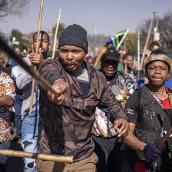 Manifestantes marchan durante una protesta contra la migración en Norwood. Las protestas, que comenzaron con grupos como March y March, se han extendido a los residentes comunes que salen a las calles, mientras el sentimiento antimigrante continúa propagándose por Sudáfrica. | Foto:EMMANUEL CROSET / AFP