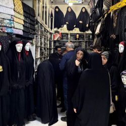 Mujeres compran en una tienda que vende chadores en el Gran Bazar Reza, cerca del santuario del Imam Reza, tras el funeral del asesinado líder iraní Ali Khamenei y sus familiares en Mashhad. Irán dio sepultura a su exlíder supremo Ali Khamenei, más de cuatro meses después de su muerte en un ataque aéreo, mientras dos días de ataques estadounidenses e iraníes avivaban los temores de un retorno a la guerra total. | Foto:ATTA KENARE / AFP