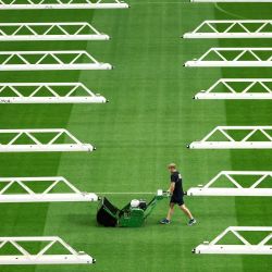 Un trabajador corta el césped en el estadio de Dallas en Arlington antes del partido de semifinales del Mundial de Fútbol de 2026 entre Francia y España. | Foto:FRANCK FIFE / AFP