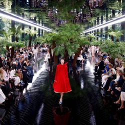 Una modelo presenta una creación de Christian Dior para la colección de Alta Costura Femenina Otoño/Invierno 2026-2027 en el marco de la Semana de la Moda de París. | Foto:KENZO TRIBOUILLARD / AFP