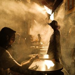 Varias personas permanecen de pie frente a una cafetería durante una ola de calor en la ciudad de Niza, en la Riviera francesa. | Foto:Valery Hache / AFP