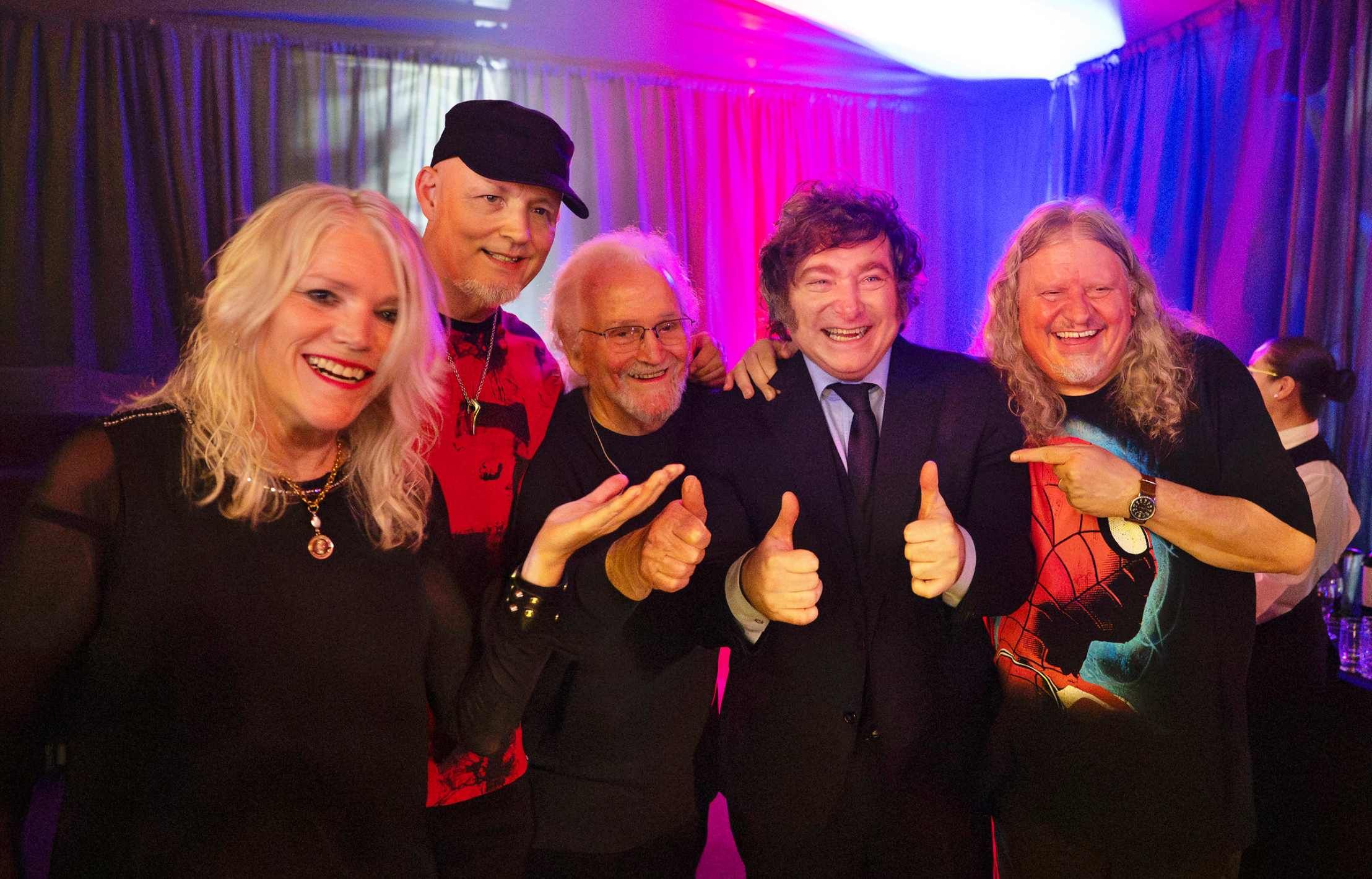 Javier Milei y los Jefferson Starship, la banda que el embajador Peter Lamelas trajo a Argentina para agasajar a Milei.