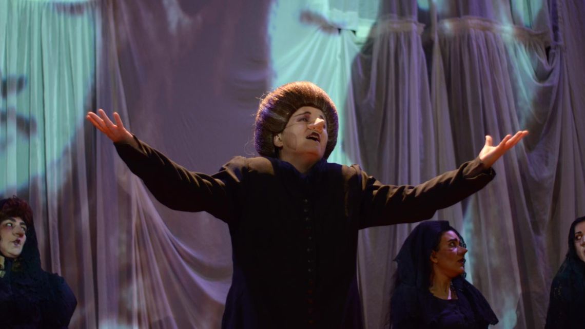 La obra de teatro del circuito off que agota sus localidades en el Abasto: una reversión inusual de un clásico