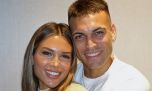 Entramos al living de Agustina Gandolfo y Lautaro Martínez en Milán: muchos sillones, madera y un detalle que llama la atención
