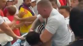 El video de hinchas argentinos e ingleses a las piñas días antes de la semifinal