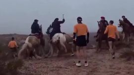 Jinetes vs. Runners: un grupo a caballo atacó a rebencazos a corredores en una tradicional competencia en Río Negro