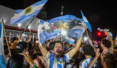 Los aficionados argentinos celebran la victoria de su selección en el partido de cuartos de final del Mundial contra Suiza