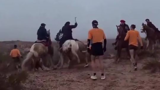Jinetes vs. Runners: un grupo a caballo atacó a rebencazos a corredores en una tradicional competencia en Río Negro