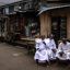 Fotogaleria Los fieles descansan fuera de la iglesia durante un servicio religioso en la sede internacional de la Iglesia Celestial de Cristo en el barrio de Ketu, Lagos