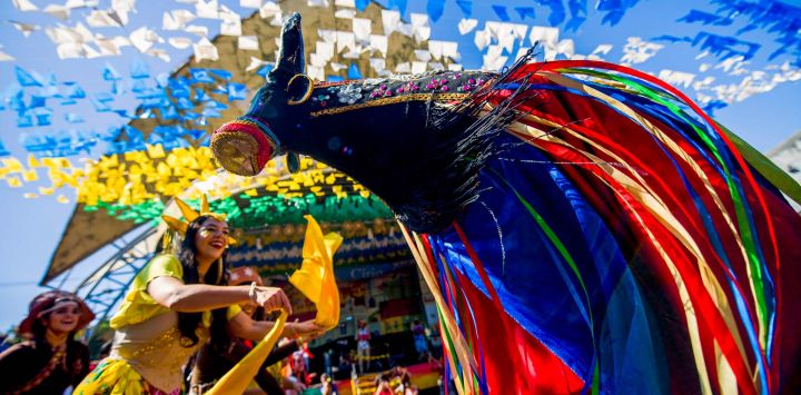 Bailarines realiza una presentación durante una celebración de las tradicionales Fiestas Juninas, en San Cristóbal, en Río de Janeiro, Brasil.
