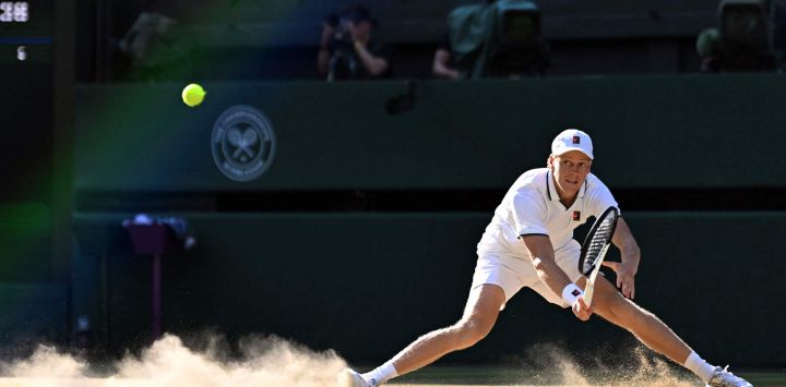 El italiano Jannik Sinner resbala en el suelo al devolver la pelota al alemán Alexander Zverev durante la final individual masculina de tenis, en la decimocuarta jornada del Campeonato de Wimbledon 2026, en el All England Lawn Tennis and Croquet Club de Wimbledon, al suroeste de Londres.