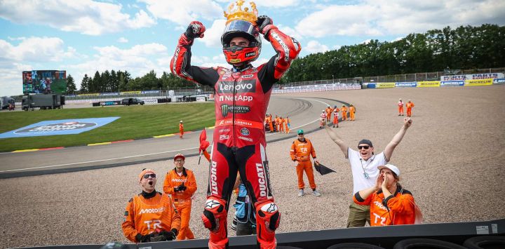 El piloto español del equipo Ducati Lenovo, Marc Márquez, celebra con una corona inflable tras ganar la carrera del Gran Premio de Alemania de MotoGP, en Hohenstein-Ernstthal, cerca de Chemnitz, en el este de Alemania.