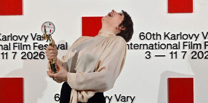 La actriz francesa Juliette Binoche reacciona tras recibir el Globo de Cristal a la Trayectoria Artística Destacada en el Cine Mundial durante la ceremonia de clausura del 60º Festival Internacional de Cine de Karlovy Vary (KVIFF), celebrado en Karlovy Vary, República Checa.
