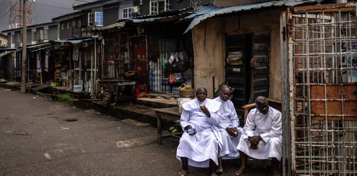 Los fieles descansan fuera de la iglesia durante un servicio religioso en la sede internacional de la Iglesia Celestial de Cristo en el barrio de Ketu, Lagos.