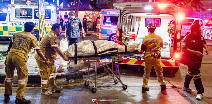 Los servicios de emergencia se preparan para trasladar el cuerpo de una víctima a una ambulancia tras el incendio ocurrido en el bar Rong Beer Na Lat Phrao de Bangkok. Un incendio de grandes proporciones en un bar de Bangkok dejó al menos 27 muertos y decenas de heridos, provocando la huida despavorida de los clientes mientras las llamas salían disparadas de la entrada, según informaron las autoridades y un vídeo verificado por la AFP.
