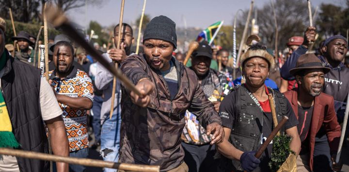 Manifestantes marchan durante una protesta contra la migración en Norwood. Las protestas, que comenzaron con grupos como March y March, se han extendido a los residentes comunes que salen a las calles, mientras el sentimiento antimigrante continúa propagándose por Sudáfrica.