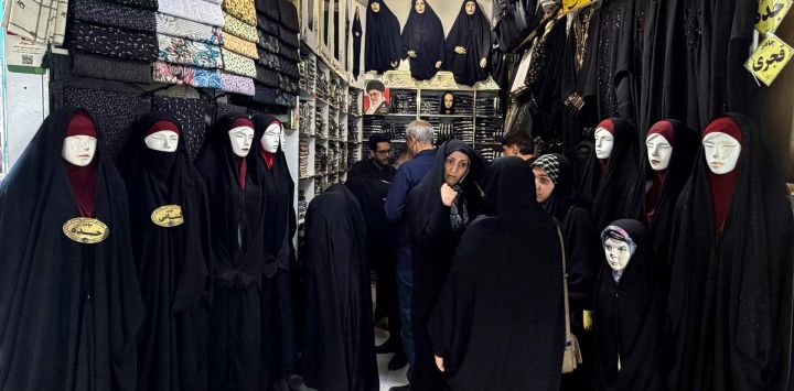 Mujeres compran en una tienda que vende chadores en el Gran Bazar Reza, cerca del santuario del Imam Reza, tras el funeral del asesinado líder iraní Ali Khamenei y sus familiares en Mashhad. Irán dio sepultura a su exlíder supremo Ali Khamenei, más de cuatro meses después de su muerte en un ataque aéreo, mientras dos días de ataques estadounidenses e iraníes avivaban los temores de un retorno a la guerra total.
