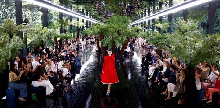Una modelo presenta una creación de Christian Dior para la colección de Alta Costura Femenina Otoño/Invierno 2026-2027 en el marco de la Semana de la Moda de París.