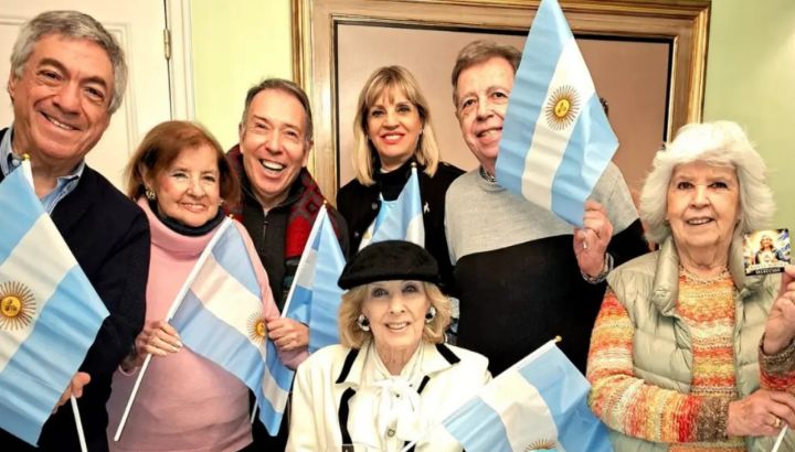 Así festejó Mirtha Legrand el pase de Argentina a las semifinales del Mundial: torta en forma de pelota y una estampita muy particular