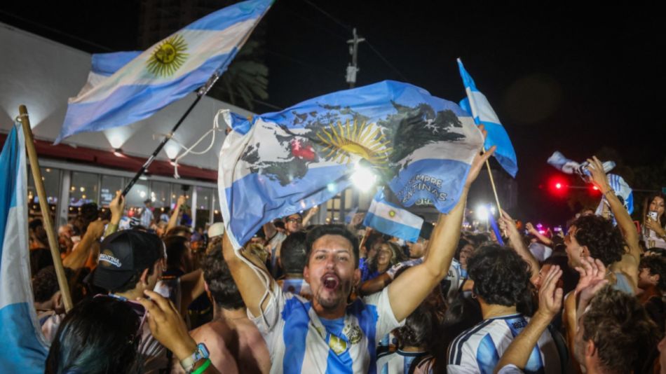 Los aficionados argentinos celebran la victoria de su selección en el partido de cuartos de final del Mundial contra Suiza