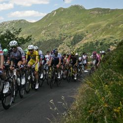 El ciclista esloveno Tadej Pogacar, del equipo UAE Team Emirates - XRG, con el maillot amarillo de líder de la clasificación general, pedalea durante la décima etapa de la 113.ª edición del Tour de Francia, de 166,6 km, entre Aurillac y Le Lioran. | Foto:LOIC VENANCE / AFP