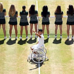El japonés Tokito Oda celebra su victoria sobre el británico Alfie Hewett durante la final individual masculina de tenis en silla de ruedas, disputada el decimocuarto día del Campeonato de Wimbledon 2026 en el All England Lawn Tennis and Croquet Club de Wimbledon, al suroeste de Londres. | Foto:KIRILL KUDRYAVTSEV / AFP