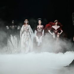 Modelos presentan creaciones de Iris Van Herpen para la colección de Alta Costura Femenina Otoño/Invierno 2026-2027 en el marco de la Semana de la Moda de París. | Foto:Blanca Cruz / AFP