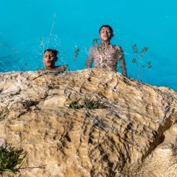 Niños palestinos se refrescan en una piscina conocida como la "Piscina de la Cueva" durante una ola de calor en la aldea de Bilin, al oeste de Ramallah, en la Cisjordania ocupada por Israel. | Foto:ZAIN JAAFAR / AFP
