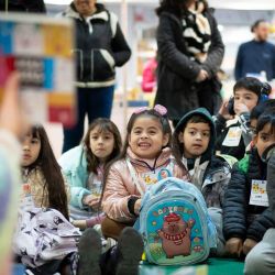Niños reaccionan durante la lectura de un cuento infantil por la artista, Andrea Martinoli, durante la 34 edición de la Feria del Libro Infantil y Juvenil, en el Centro de Convenciones Buenos Aires, en la ciudad de Buenos Aires, Argentina. | Foto:Xinhua/Martín Zabala