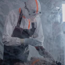 Un médico atiende a un paciente con ébola en el Centro de Tratamiento del Ébola (CTE) de Rwampara, en Bunia, Ituri, al este de la República Democrática del Congo. Los trabajadores sanitarios en el epicentro del brote de ébola en la República Democrática del Congo amenazan con ir a la huelga y declararon a la AFP que no habían recibido su salario desde que se detectó el virus a mediados de mayo. Esta enfermedad altamente infecciosa ha causado la muerte de más de 700 personas entre los casi 2000 casos confirmados en la República Democrática del Congo desde que se declaró el brote el 15 de mayo, según el último balance oficial. | Foto:Benediction Murhabazi / AFP
