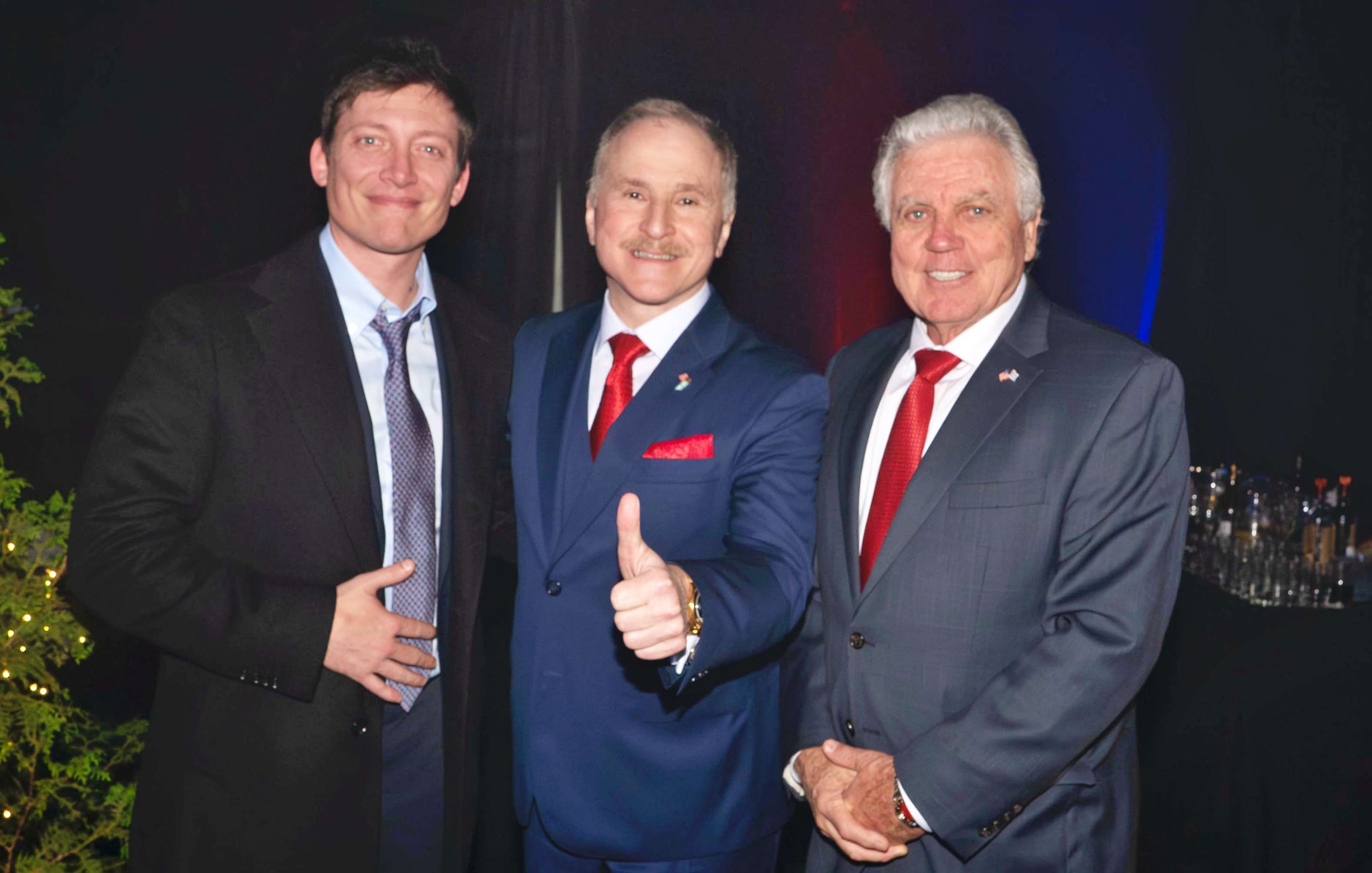 (De izq. a der) Santiago Caputo, Peter Lamelas y Lou Rinaldi, respectivos embajadores de EE.UU. en Argentina y en Uruguay.