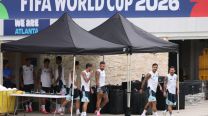, Lionel Messi (derecha), y el mediocampista n.º 05, Leandro Paredes, conversan al llegar a una sesión de entrenamiento en la víspera del partido de semifinales del Mundial de fútbol de 2026 entre Inglaterra y Argentina
