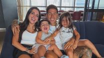 Valentina Cervantes y Enzo Fernández junto a sus hijos
