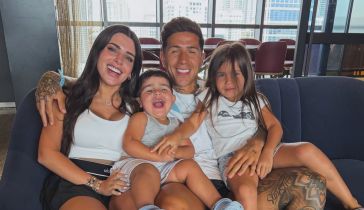 Valentina Cervantes y Enzo Fernández junto a sus hijos