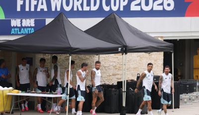 , Lionel Messi (derecha), y el mediocampista n.º 05, Leandro Paredes, conversan al llegar a una sesión de entrenamiento en la víspera del partido de semifinales del Mundial de fútbol de 2026 entre Inglaterra y Argentina