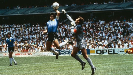 Subastarán la pelota con la que Maradona le hizo su histórico gol a los ingleses