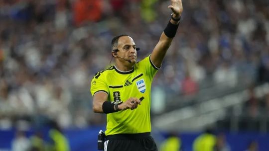 Quién es Ismail Elfath, el árbitro designado para la semifinal entre Argentina e Inglaterra