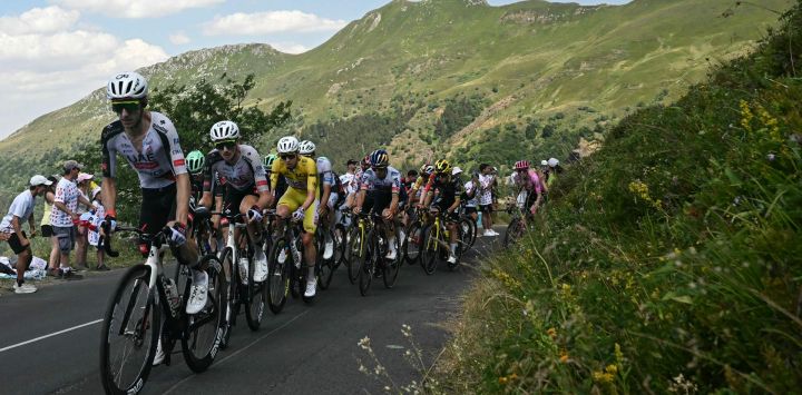 El ciclista esloveno Tadej Pogacar, del equipo UAE Team Emirates - XRG, con el maillot amarillo de líder de la clasificación general, pedalea durante la décima etapa de la 113.ª edición del Tour de Francia, de 166,6 km, entre Aurillac y Le Lioran.