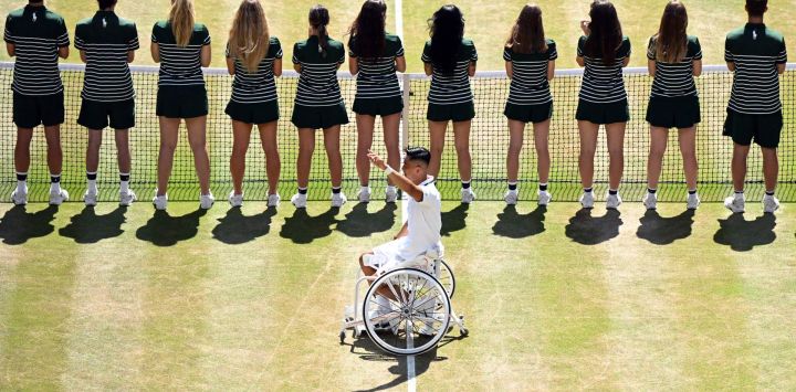 El japonés Tokito Oda celebra su victoria sobre el británico Alfie Hewett durante la final individual masculina de tenis en silla de ruedas, disputada el decimocuarto día del Campeonato de Wimbledon 2026 en el All England Lawn Tennis and Croquet Club de Wimbledon, al suroeste de Londres.