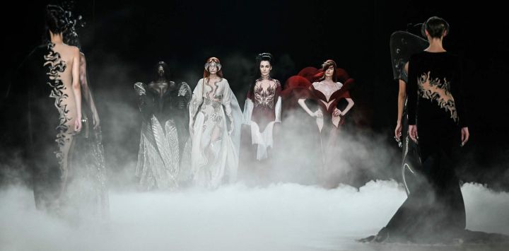 Modelos presentan creaciones de Iris Van Herpen para la colección de Alta Costura Femenina Otoño/Invierno 2026-2027 en el marco de la Semana de la Moda de París.