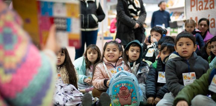 Niños reaccionan durante la lectura de un cuento infantil por la artista, Andrea Martinoli, durante la 34 edición de la Feria del Libro Infantil y Juvenil, en el Centro de Convenciones Buenos Aires, en la ciudad de Buenos Aires, Argentina.