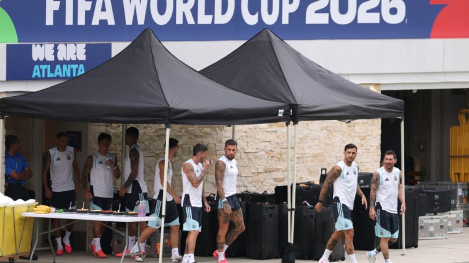 , Lionel Messi (derecha), y el mediocampista n.º 05, Leandro Paredes, conversan al llegar a una sesión de entrenamiento en la víspera del partido de semifinales del Mundial de fútbol de 2026 entre Inglaterra y Argentina