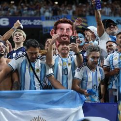 Aficionados argentinos celebran al término del partido de semifinales del Mundial de Fútbol de 2026 entre Inglaterra y Argentina en el Estadio de Atlanta. | Foto:Thomas Coex / AFP