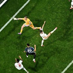 El delantero argentino Lautaro Martínez anota el segundo gol de su equipo ante el arquero inglés Jordan Pickford, durante la semifinal del Mundial de Fútbol de 2026 entre Inglaterra y Argentina. | Foto:Jewel Samad / AFP