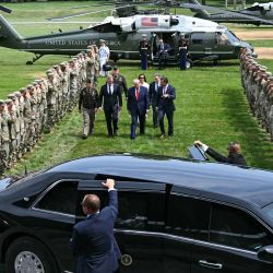 El presidente estadounidense Donald Trump conversa con el secretario de Defensa Pete Hegseth a su llegada a la zona de aterrizaje del Colegio de Guerra del Ejército de EE. UU., de camino a la Cumbre de Defensa e Innovación de Pensilvania, que se celebrará en el Colegio de Guerra del Ejército de EE. UU. en Carlisle, Pensilvania. | Foto:SAUL LOEB / AFP