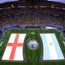 Jugadores y árbitros se alinean antes del partido de semifinales de la Copa Mundial de la FIFA 2026 entre Inglaterra y Argentina en el Estadio de Atlanta. | Foto:Dan Mullan / GETTY IMAGES NORTH AMERICA / Getty Images via AFP