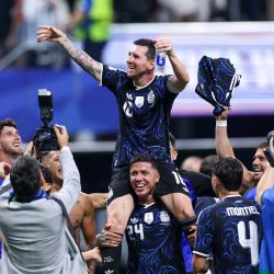 Lionel Messi celebra con sus compañeros tras la victoria por 2-1 en la semifinal de la Copa Mundial de la FIFA 2026 entre Inglaterra y Argentina en el Estadio de Atlanta, Georgia. | Foto:Buda Mendes/Getty Images/AFP