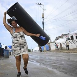 Un residente transporta un tanque de agua a través de un campamento improvisado que alberga a personas desplazadas por los dos terremotos en Catia La Mar, estado de La Guaira, Venezuela. El número de muertos por los dos terremotos que azotaron Venezuela hace casi tres semanas superó los 4.500, mientras que la cifra de heridos se mantiene en alrededor de 17.000, según el último informe del gobierno. | Foto:Federico Parra / AFP