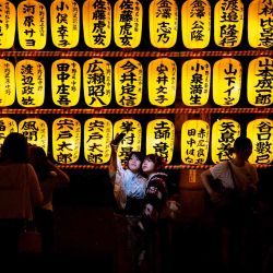 Varias personas se congregan frente a miles de faroles expuestos durante el Mitama Matsuri, uno de los festivales de verano más grandes de la capital, en el santuario Yasukuni de Tokio, Japón. | Foto:Philip Fong / AFP